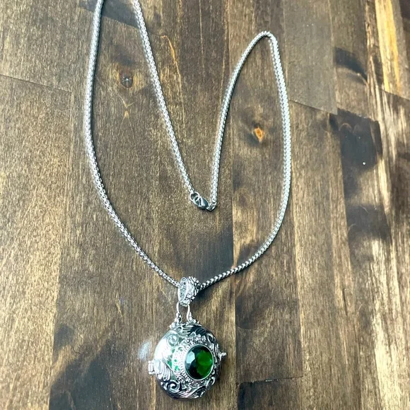 Green Rock Pendant Necklace - Picture 4 of 12